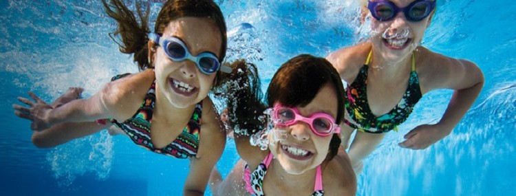bimbi-in-piscina