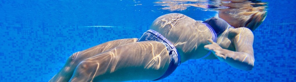 Femme enceinte dans une piscine.